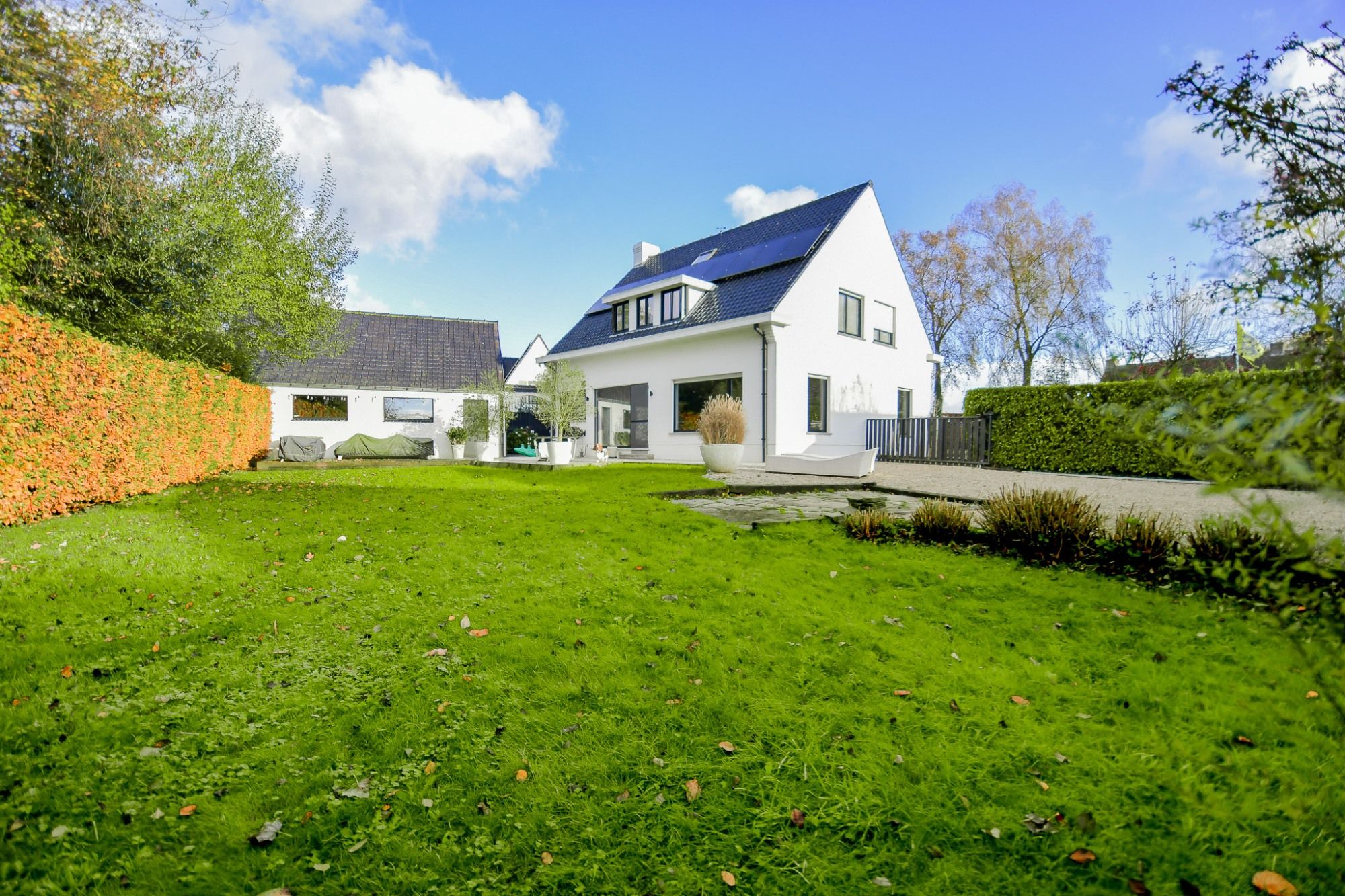 Stijlvol wonen met praktijkmogelijkheden in een groene omgeving tussen Oedelem en Brugge foto {{pictureIndex}}