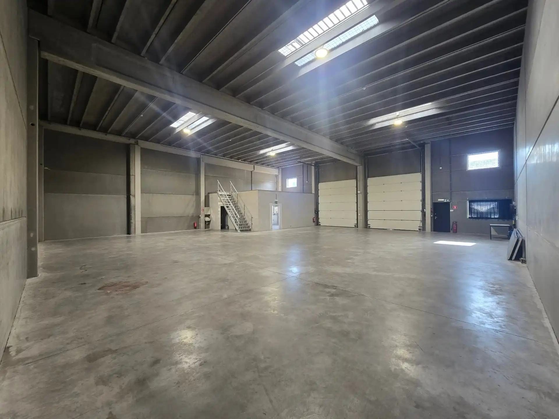 Magazijn van 400m² met 4 autostaanplaatsen foto 4