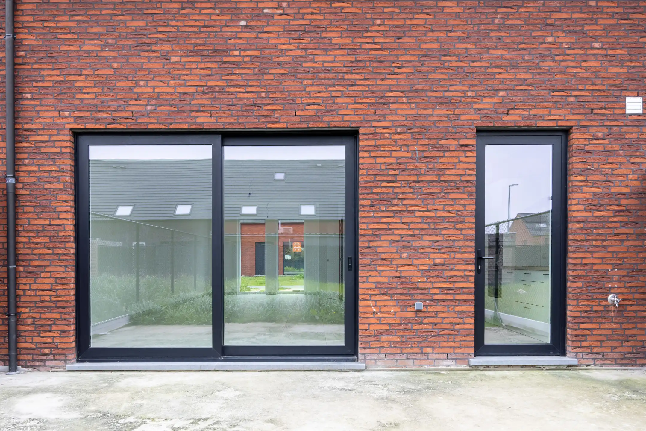Halfopen woning met ruime tuin op rustige locatie foto 9