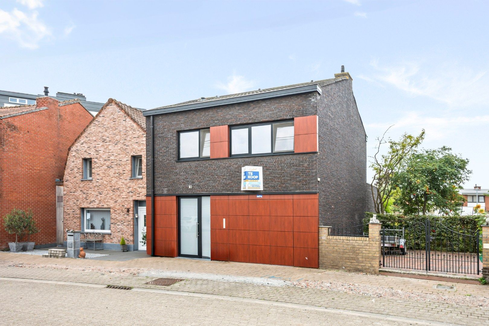 Instapklare, energiezuinige woning (2017) met zuidgerichte tuin en garage – centrum Ieper foto {{pictureIndex}}