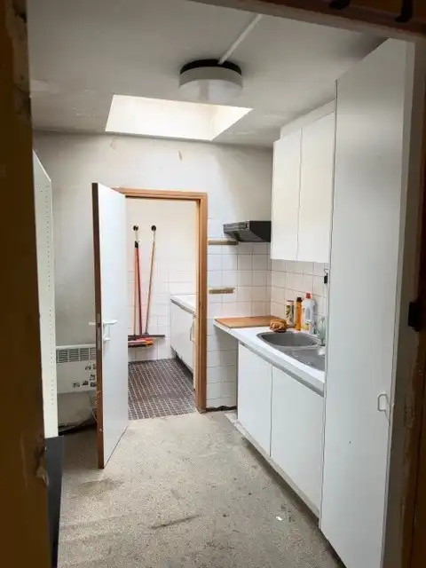 Handelspand met ruime kelder te huur in de winkelstraat van Koksijde foto 5