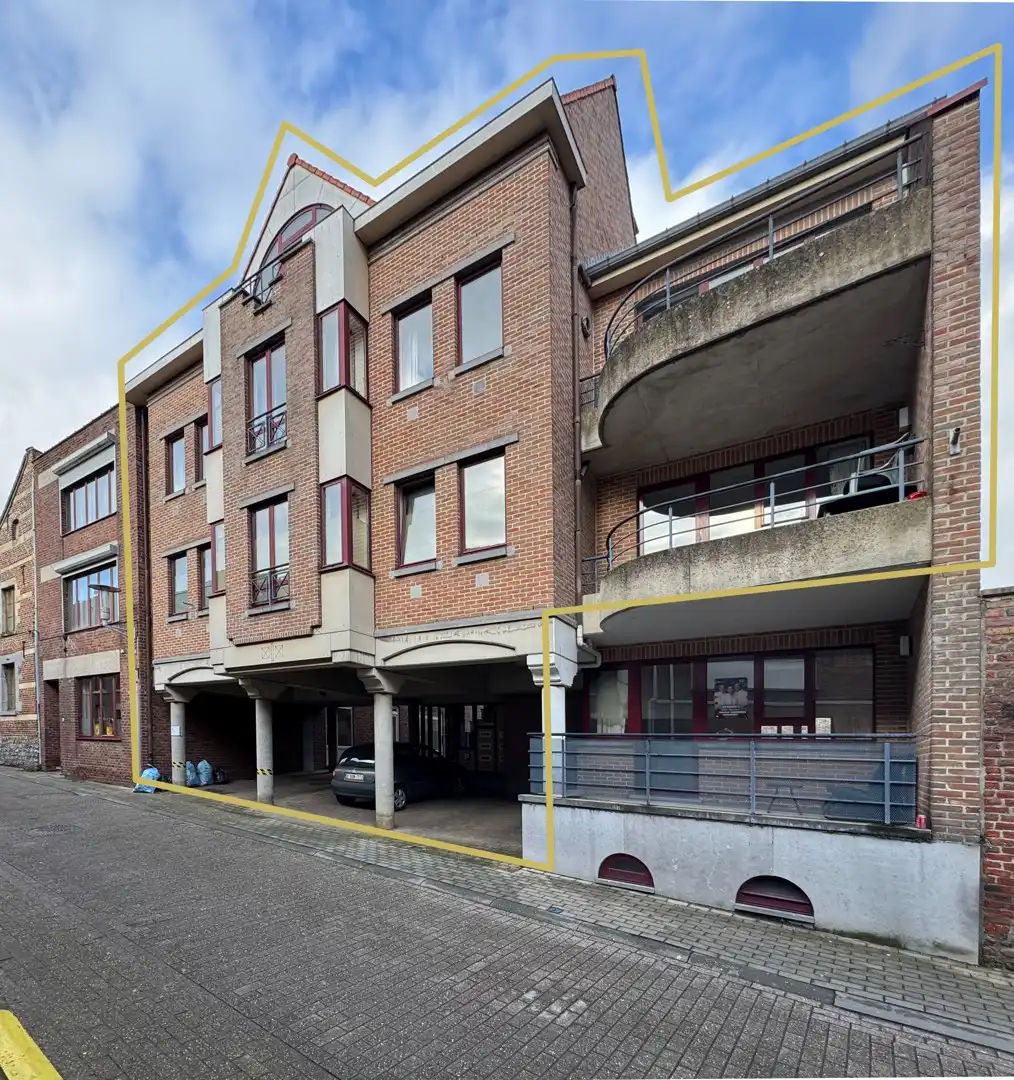 Investering in het Centrum van Borgloon: Appartementenblok met 5 Appartementen en 2 Autostaanplaatsen foto {{pictureIndex}}