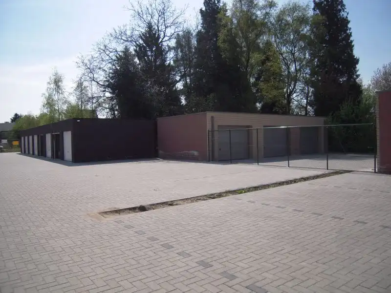 BUITEN AUTOSTAANPLAATSEN foto {{pictureIndex}}