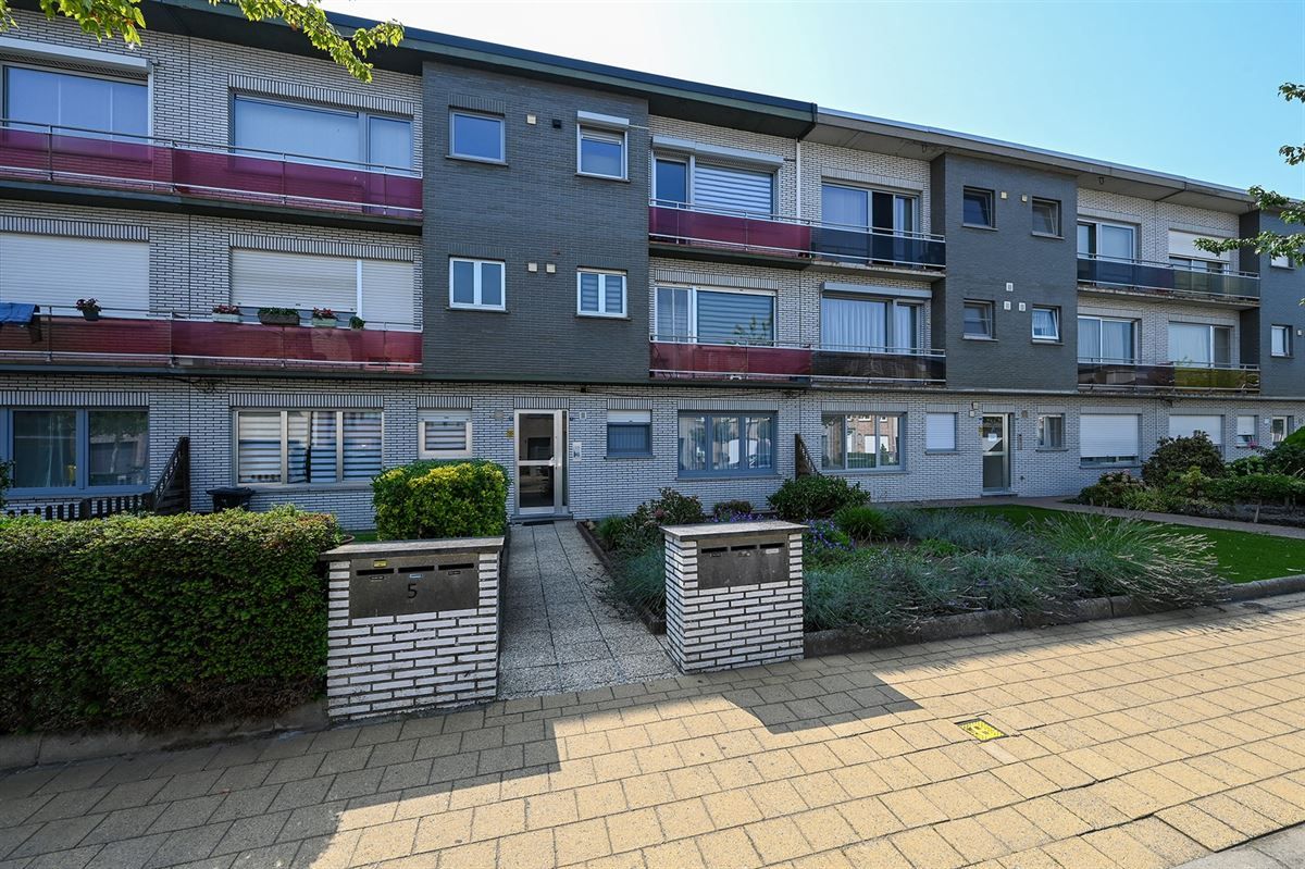 Totaal gerenoveerd appartement in rustige straat foto 17