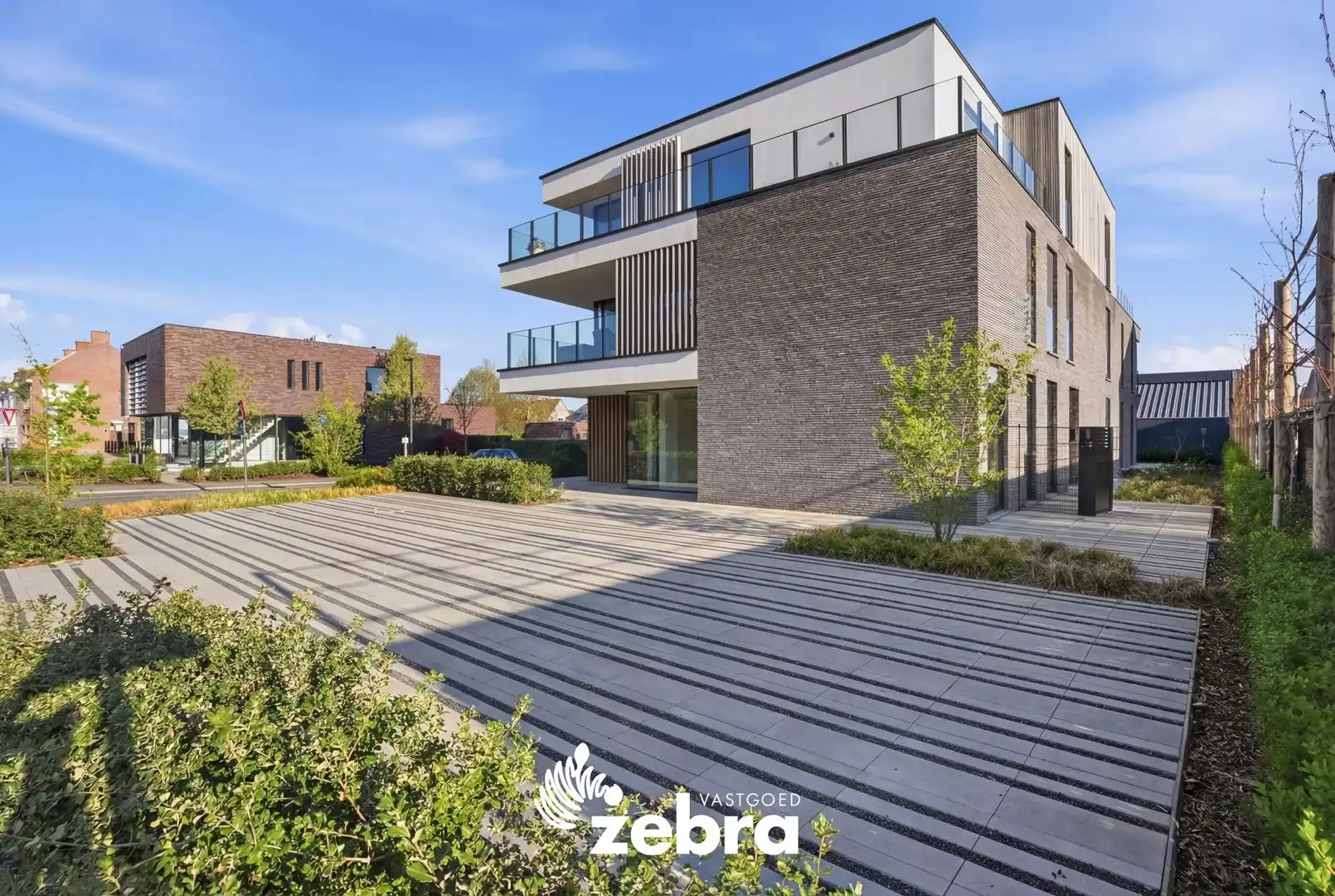 Moderne handelsruimte met sterke visibiliteit en 4 staanplaatsen! foto 11