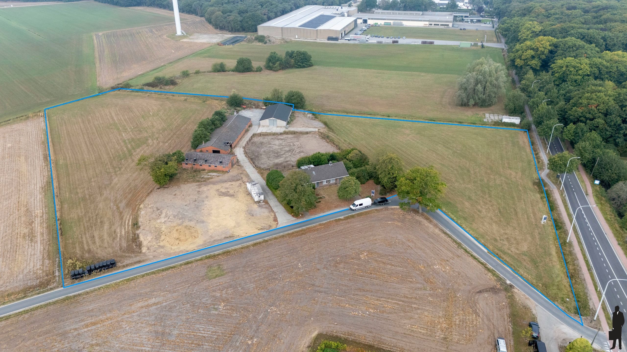 Hoofdfoto van de publicatie: Vrijstaande zonevreemde woning met paardenstal op ca. 20.000 m² te Meer
