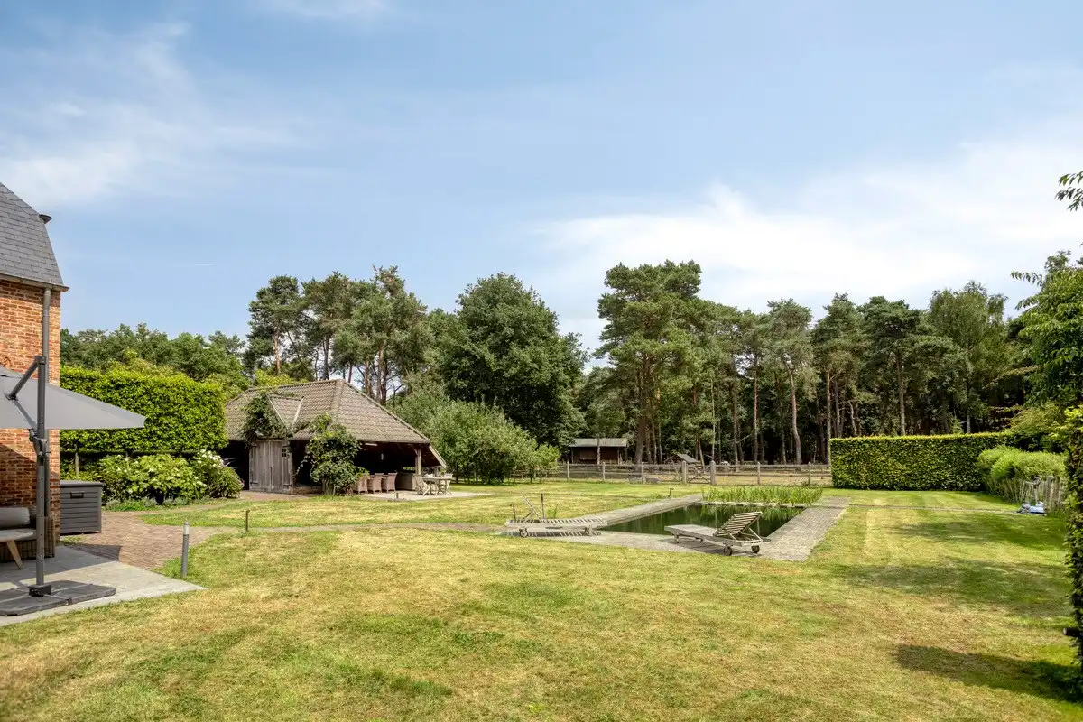 Exclusieve villa met oa 5 slaapkamers en verwarmde zwemvijver  op 2.070 m². foto 35