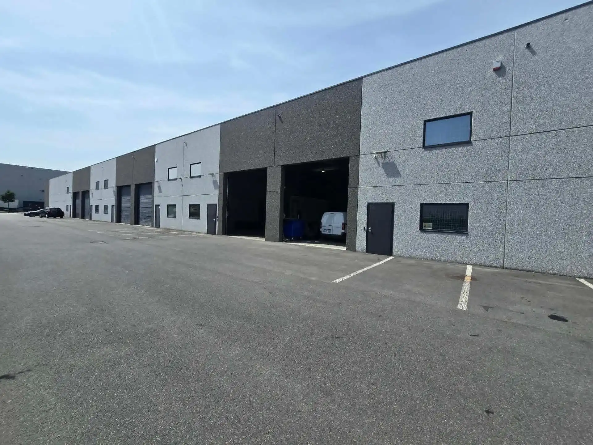 Magazijn van 400m² met 4 autostaanplaatsen foto 13