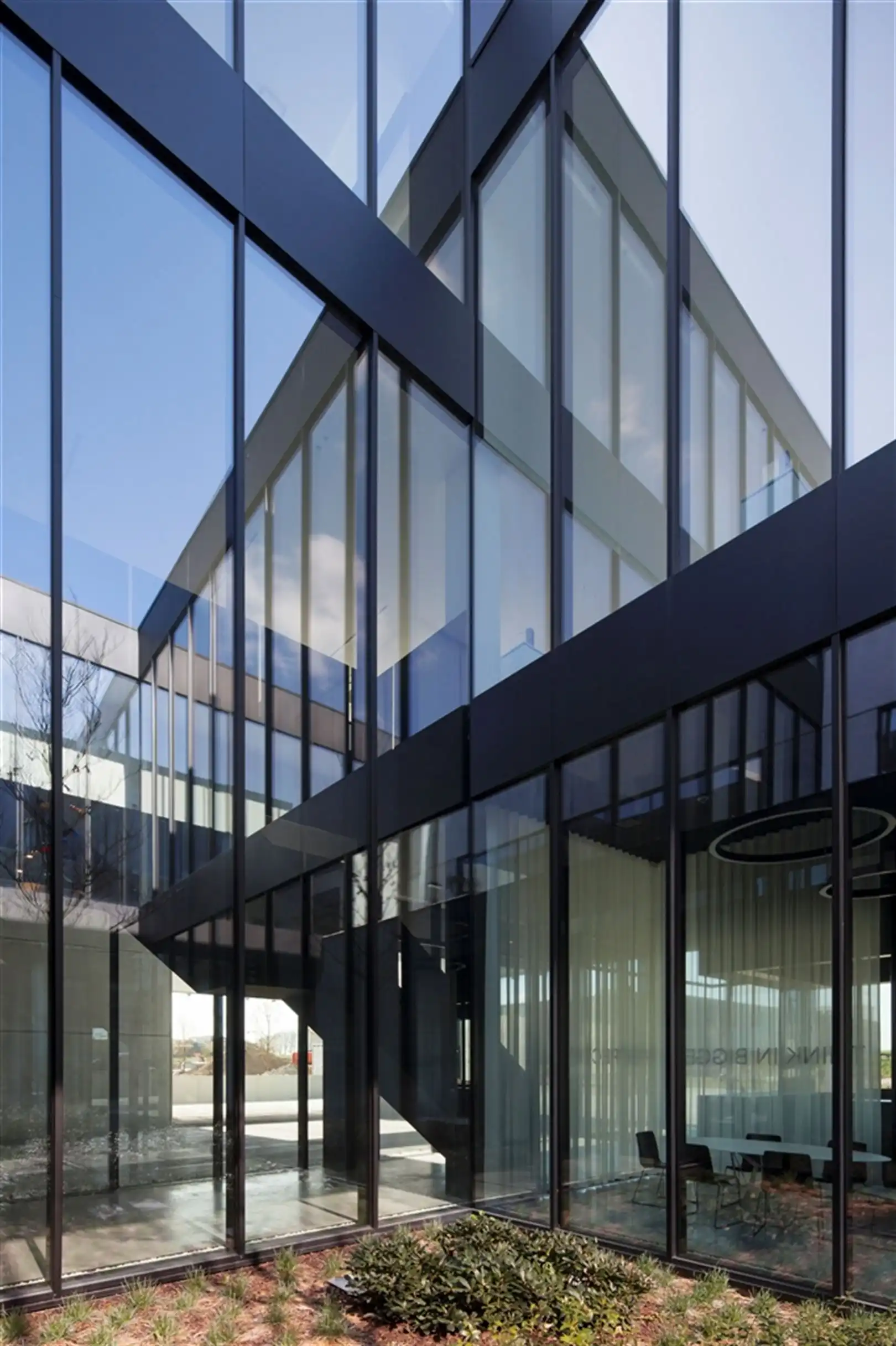 Modern bedrijfspand met kantoren te Harelbeke foto 5