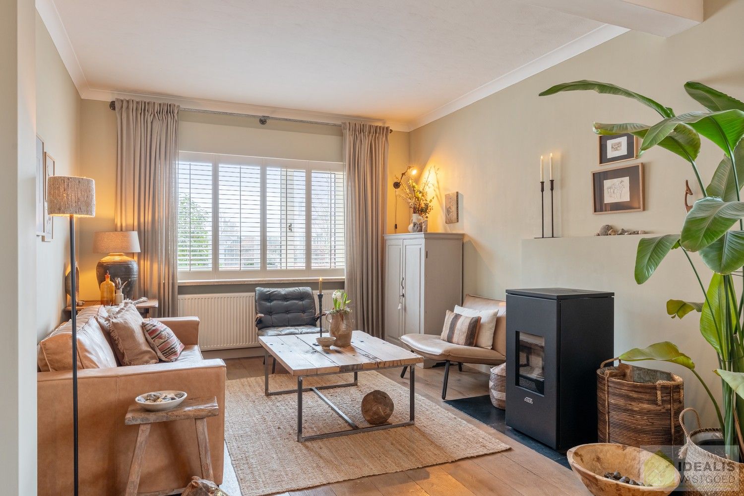 IDEALIS VASTGOED – Prachtige, stijlvolle woning met een aangename 123m² als bewoonbare oppervlakte. De woning omvat een lichtrijke ruime woonkamer voorzien van een pellet kachel en met een prachtige parketvloer dewelke overgaat in de keuken en 3 slaapkamers op een ruim en prachtig aangelegd perceel van 7a 42ca. Dit alles gelegen in een heerlijk rustige straat, op enkele minuten zowel van de centra van Pelt als Achel, doch ook op een steenworp van de Nederlandse grens, dichtbij Valkenswaard en Eindhoven. foto 8