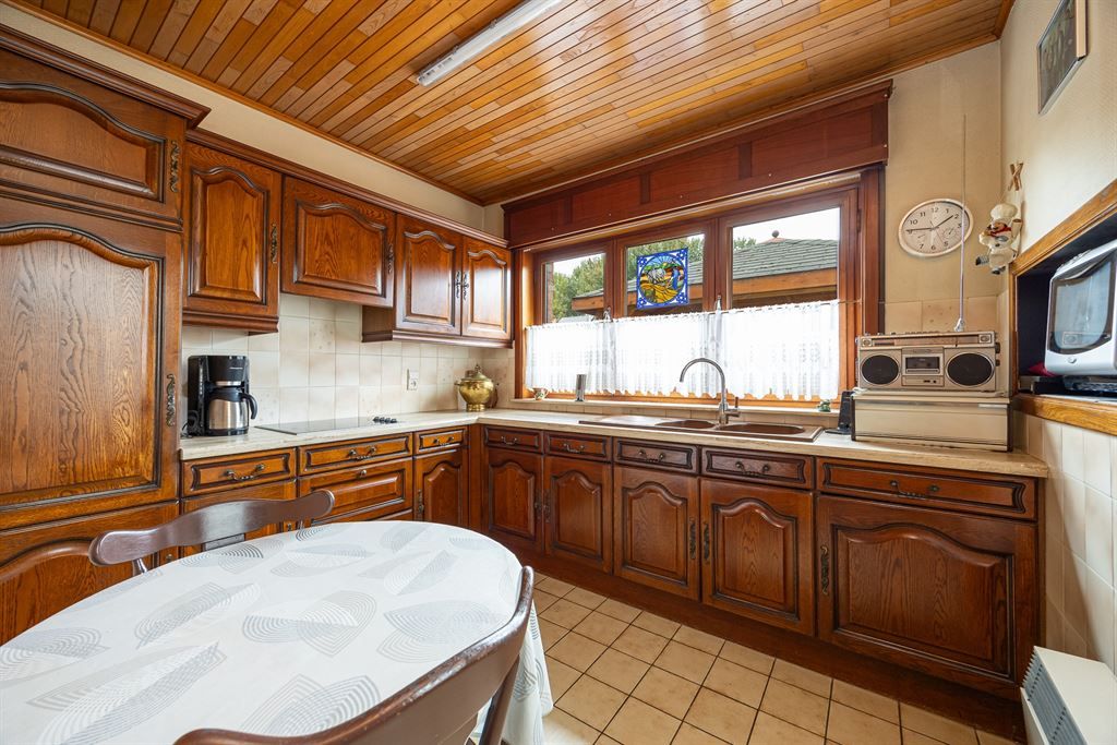Renovatiewoning met 3 slaapkamers op uitstekende locatie foto 3
