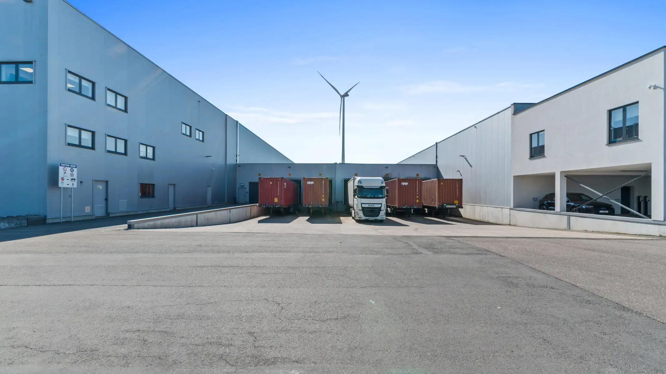 Volledig uitgerust distributiecentrum in nieuwbouwstaat foto 11