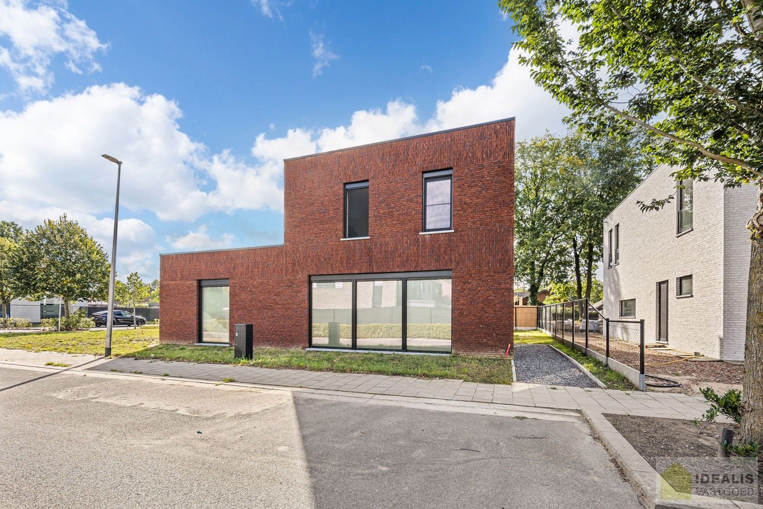 PRACHTIGE NIEUWBOUWWONING (ONDER REGISTRATIERECHTEN) MET EEN HEERLIJK LICHTRIJKE WOONKAMER MET OPEN KEUKEN, RUIME BERGING, BUREEL, 3 SLAAPKAMERS, RUIME DRESSING EN RUIME BADKAMER VOORZIEN VAN ALLE COMFORT! EEN HEERLIJK RUIM HUIS MET EEN NAAR WENS AAN TE LEGGEN TUIN, OP EEN GEGEERDE LOCATIE NABIJ HET CENTRUM VAN PEER! foto {{pictureIndex}}