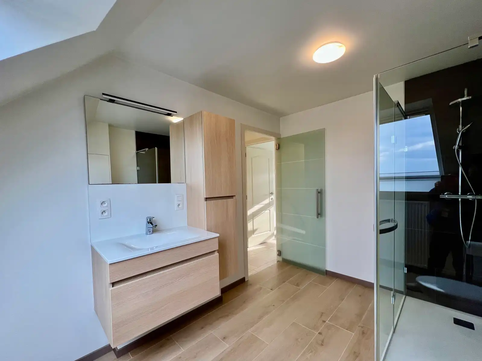 Ruime woning met 6 slk, 2 badk, 2 keukens en dubbele garage foto 27
