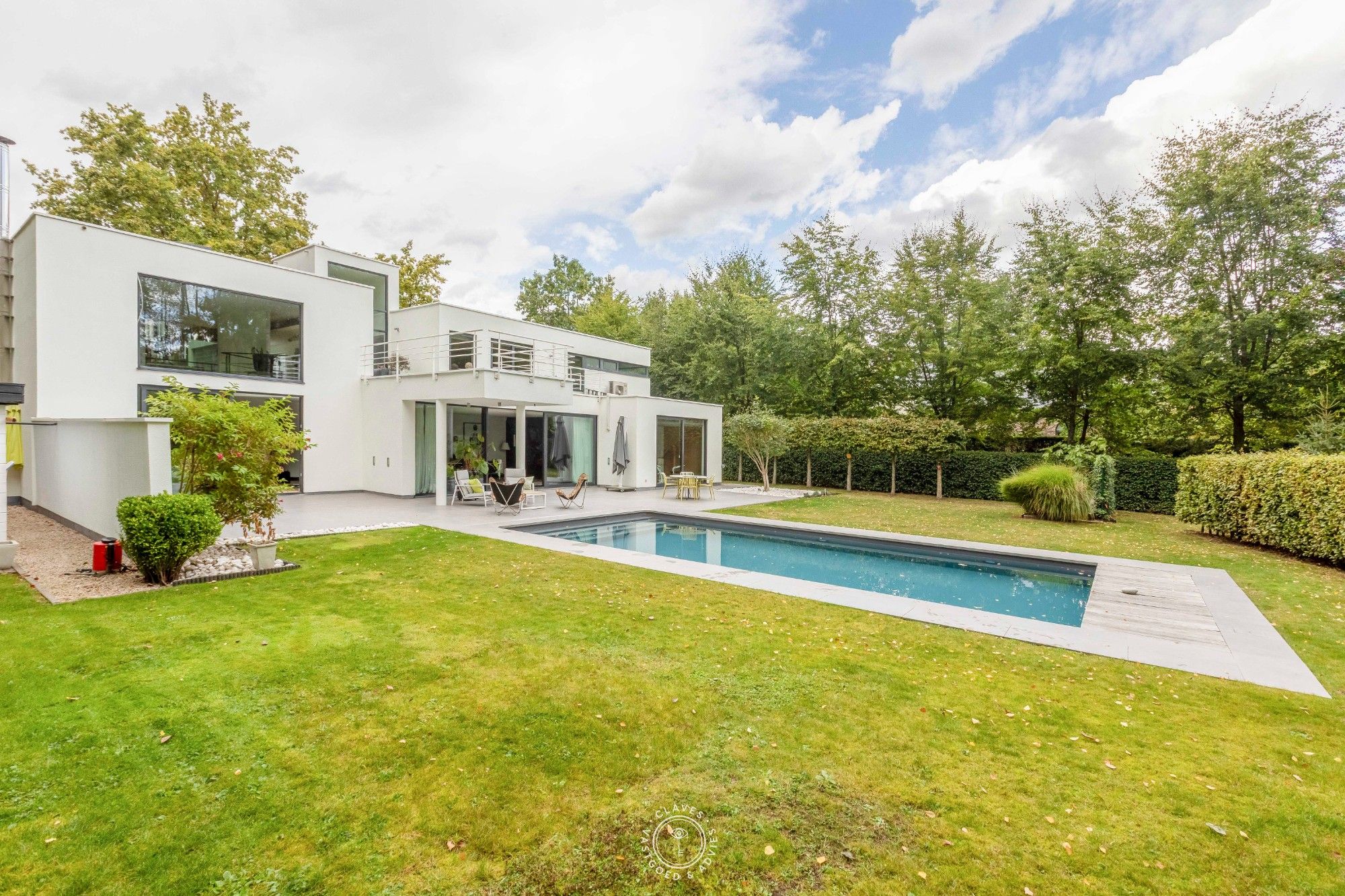 Architecturale villa met prachtige tuin en zwembad foto 13