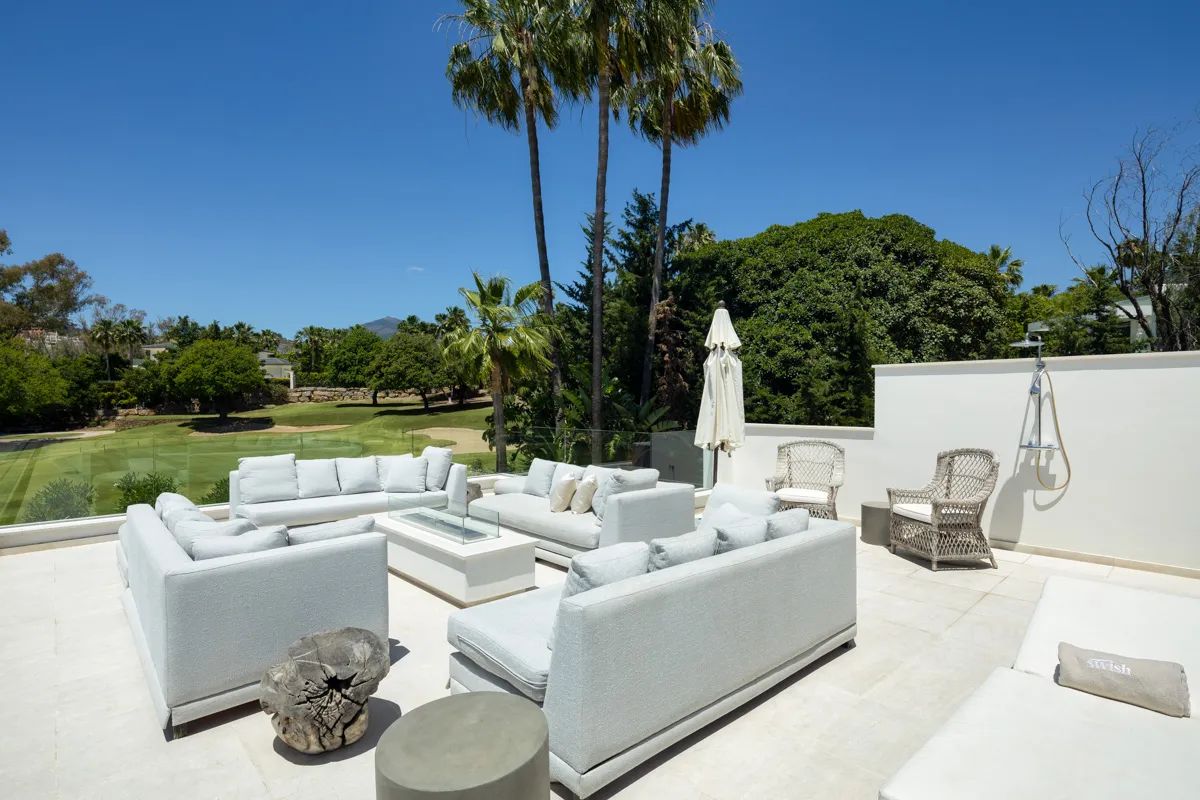 Exclusieve oase van luxe en rust: iconische villa met uitzicht op de golfbaan in hartje Nueva Andalucía foto 24