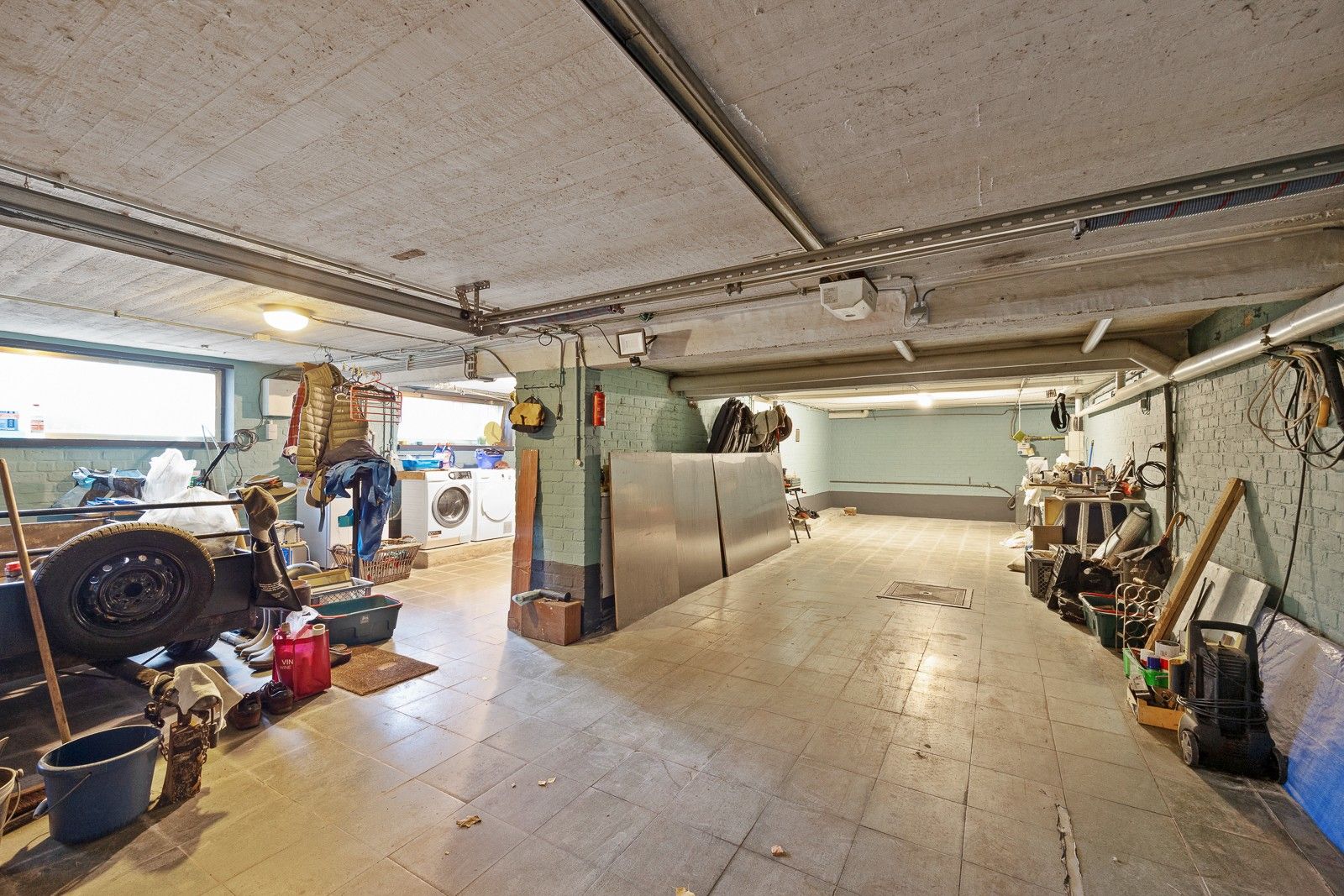 Open bebouwing met grote garage of magazijn, gelegen volledig in het groen en ingericht met een 'charme-authentiek-interieur' foto 13