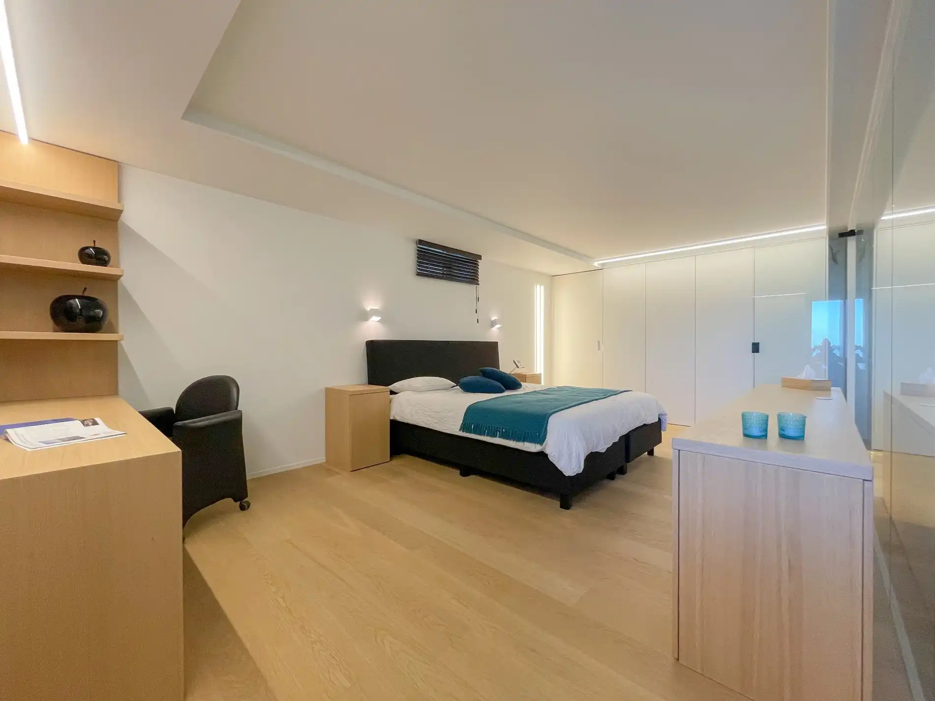 Uitzonderlijk, luxueus afgewerkt hoekappartement met frontaal zeezicht. foto 20