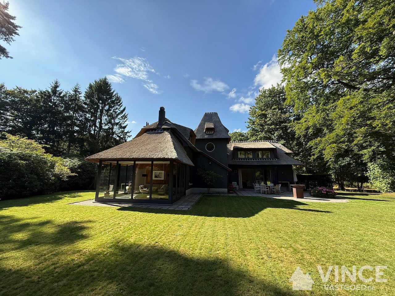 Prachtige villa met grote tuin foto {{pictureIndex}}