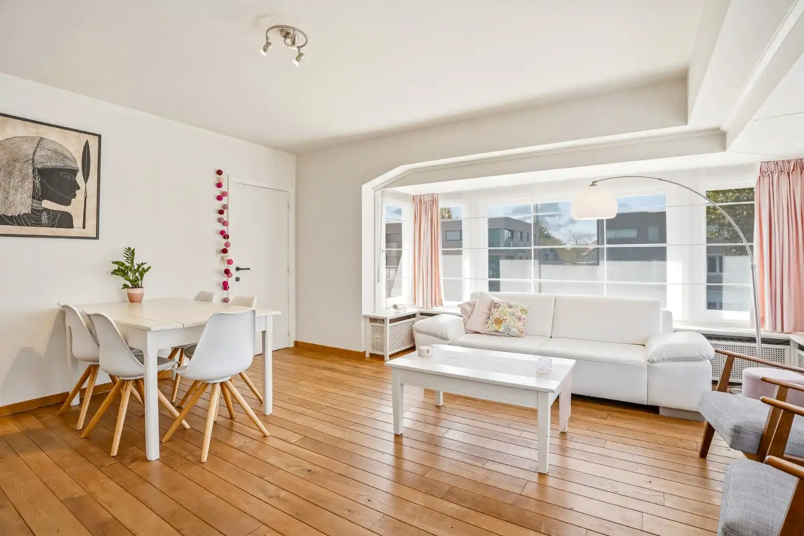 Instapklaar en lichtrijk 3-slaapkamerappartement (109 m²)met terras en parkeerplaats te Oostduinkerke.  foto 4