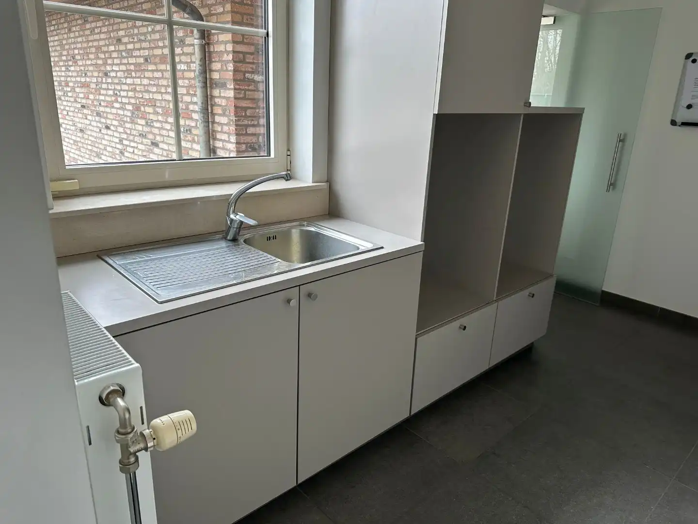 Alleenstaande woning met 3 slaapkamers, 3 garages en veel parkeermogelijkheid! foto 15