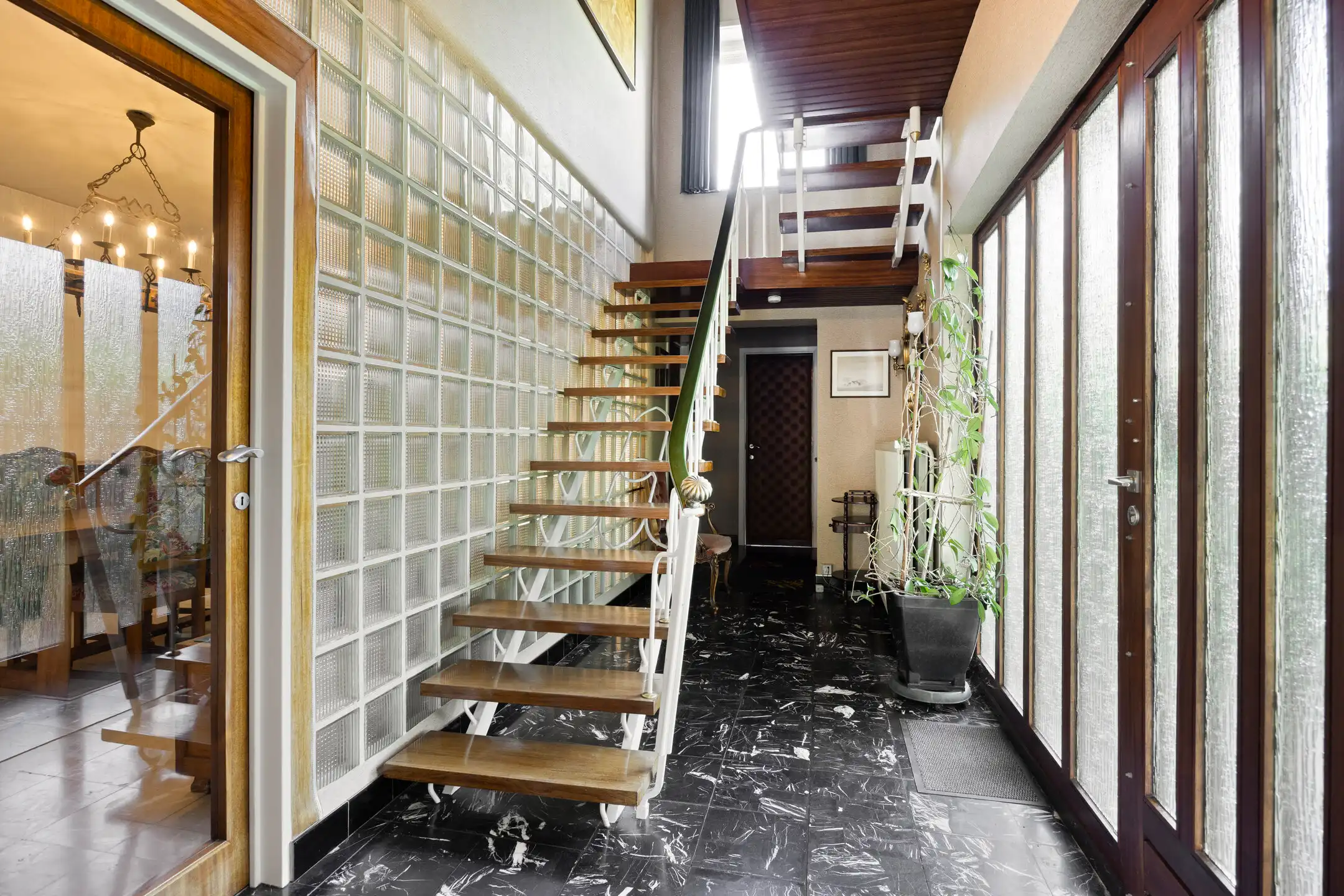 Halfopen woning met ruime garage en uitbreidingspotentieel foto 5