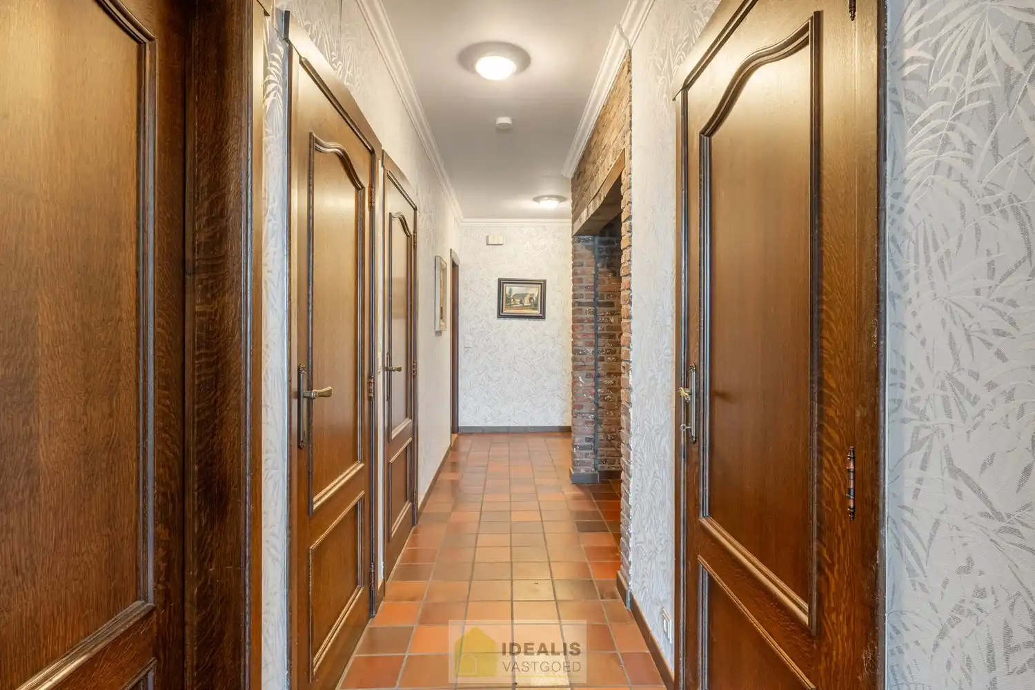 IDEALIS VASTGOED – RUIM APPARTEMENT MET TERRAS VAN CA.35M² EN PRIVATIEVE GARAGE IN HARTJE LOMMEL! Dit ruime appartement met een netto bewoonbare oppervlakte van ca.101m² bevindt zich op de 1e verdieping. Het appartement is vlot bereikbaar via de trappenzaal. Een naar eigen smaak op te frissen, goed ingedeeld en lichtrijk appartement met 2 slaapkamers, ruim terras en privatieve garage met sectionale poort! Zeker het bezoeken waard!! foto 10