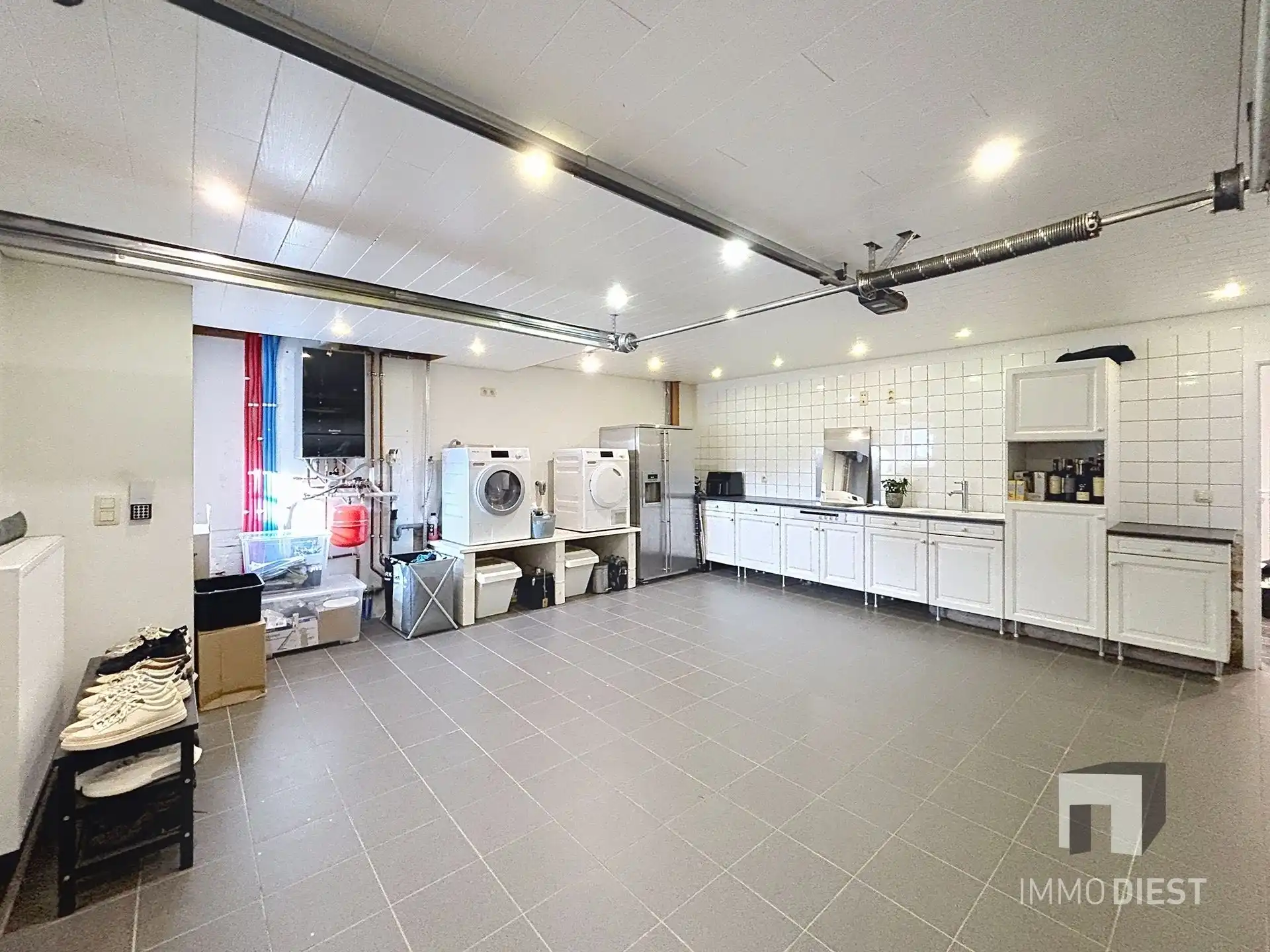 Trendy - volledig gerenoveerde woning met 3 slaapk en 2 badkamers foto 34