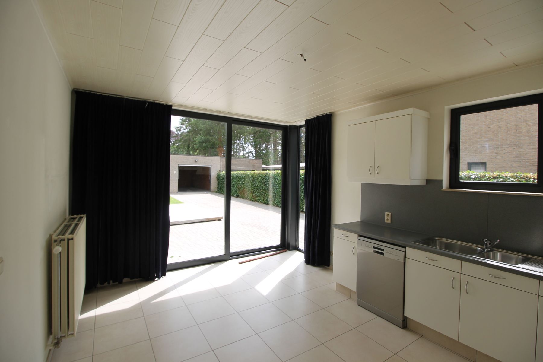 Recente halfopen bebouwing met ruime tuin, terras en garage foto 5