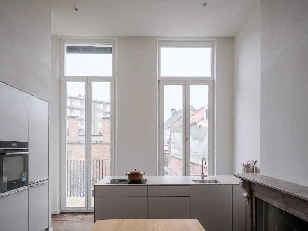 Gerenoveerd tweeslaapkamerappartement met zonnig terras in een voormalige herenwoning, nabij het historisch centrum van Gent. foto 5