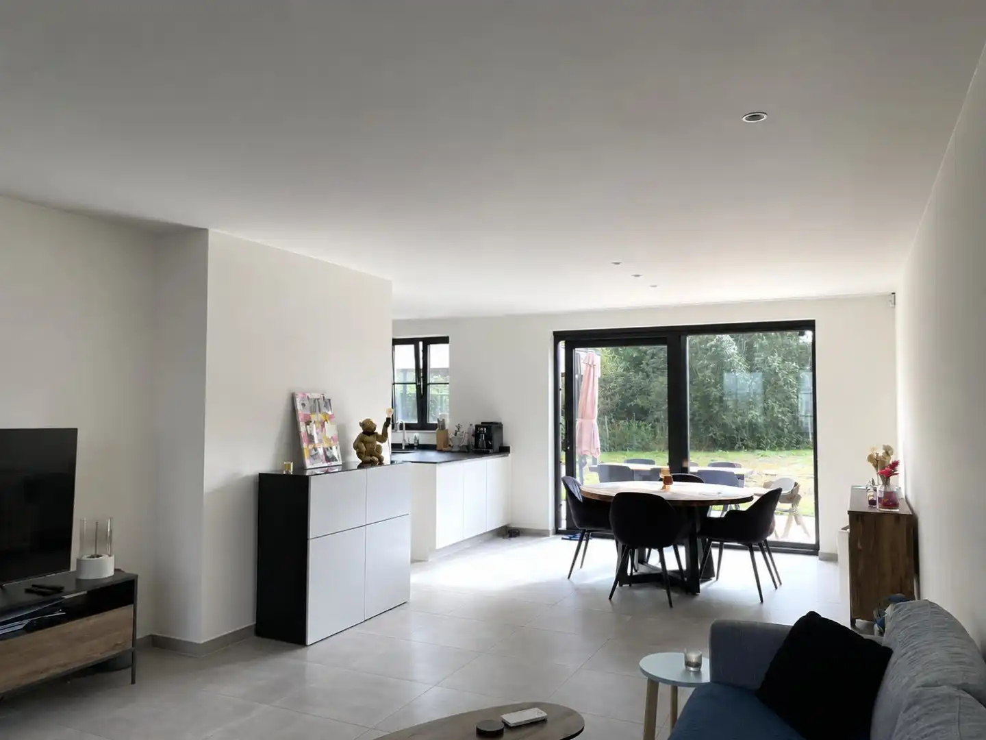 MODERNE INSTAPKLARE WONING MET TUIN EN CARPORT foto 3
