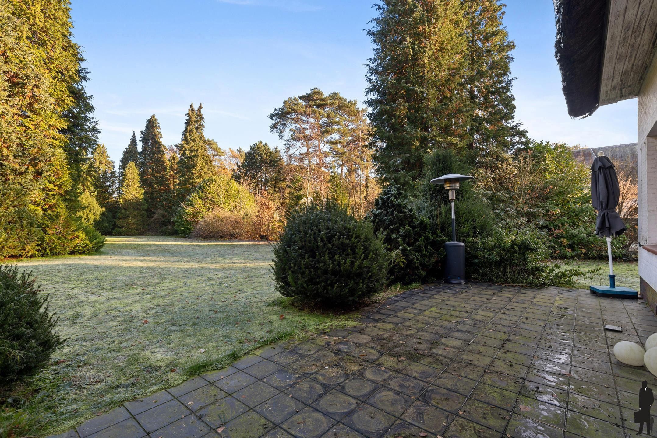 Bouwgrond met een af te breken woning foto 8