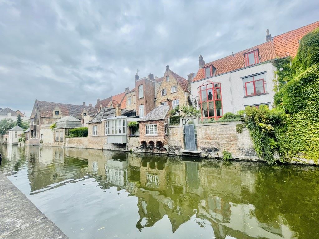 In Hartje Brugge , in het historisch centrum Uniek gelijkvloers appartement van 95m² met plafondhoogte van 3,8 meter in de living en uitgang aan de Gouden Handrei. foto 13