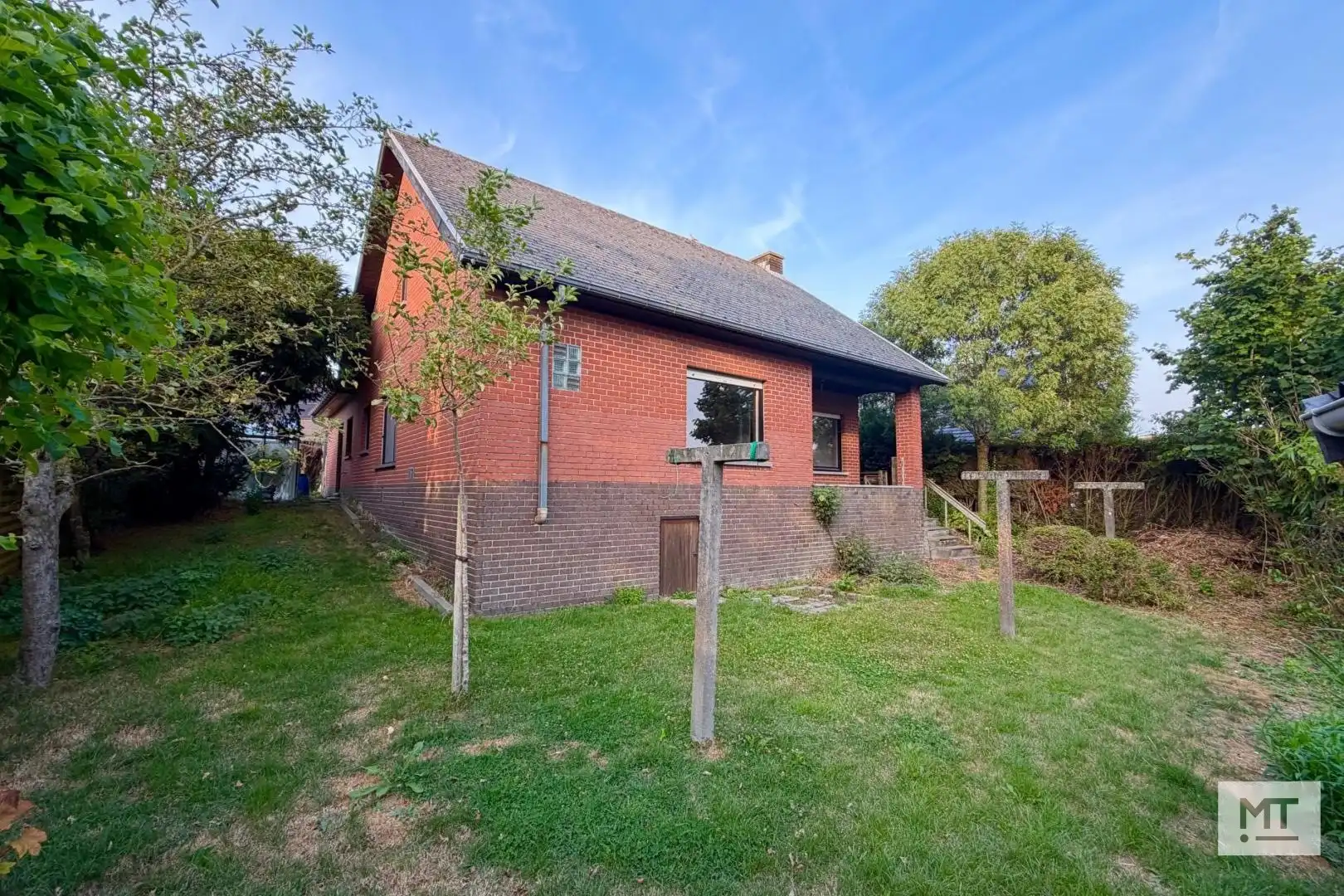 Ruime alleenstaande woning te koop op een rustige locatie te Beselare foto 3