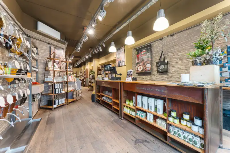 Centraal gelegen handelsruimte te koop foto 2