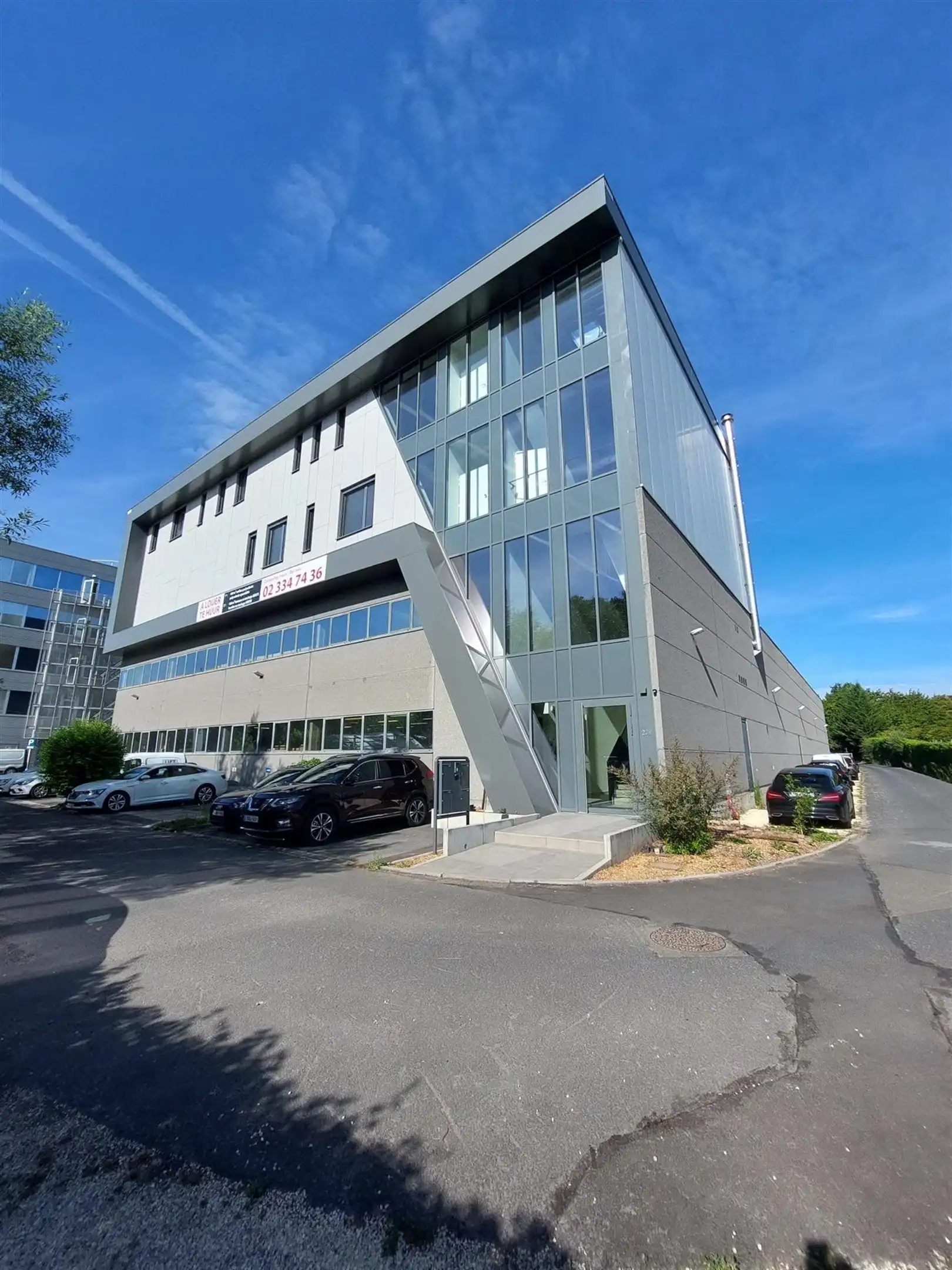 kantoorgebouw met 2x 400m² op her eerste en tweede verdiep - reeds ingericht foto {{pictureIndex}}