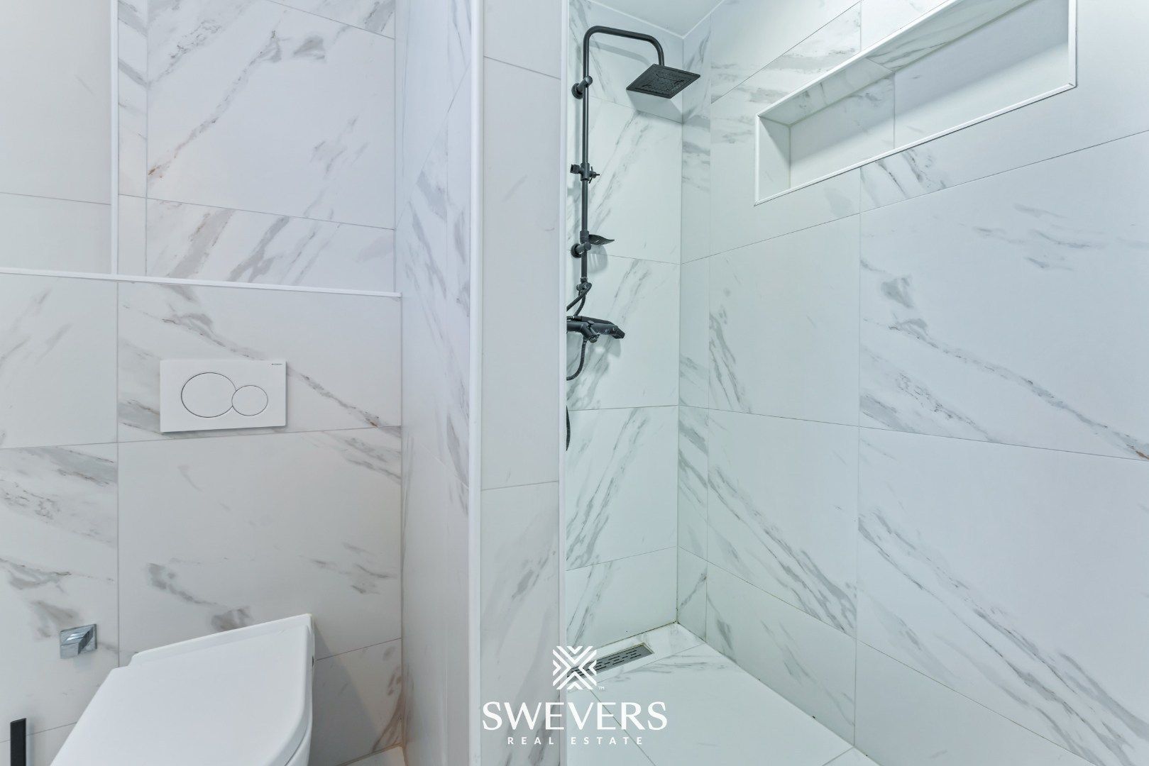 Instapklare, volledig gerenoveerde woning met zonnige tuin en grote garage foto 18