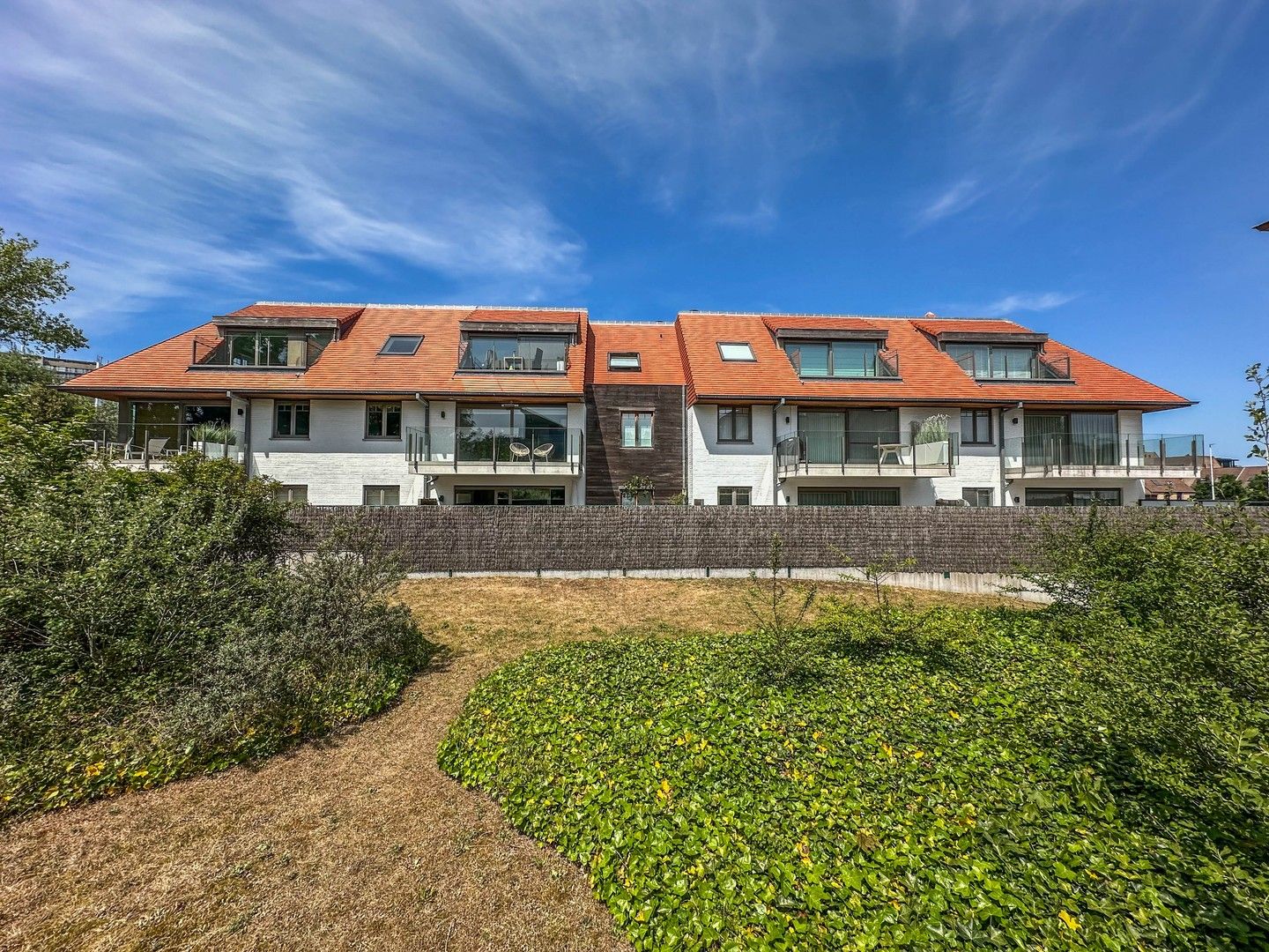 Modern en recent appartement met royaal zuidgericht terras (15 m²). foto {{pictureIndex}}