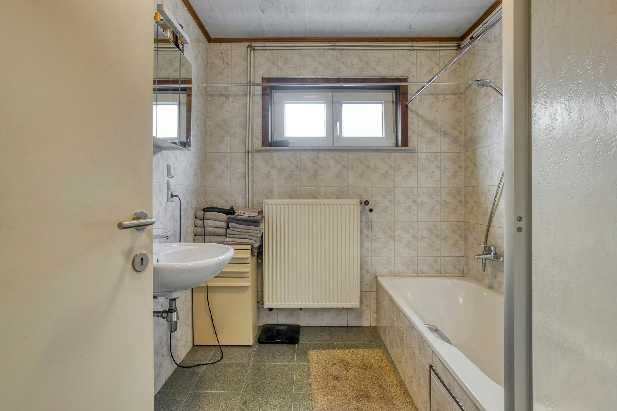 halfopen huis te koop in Kortrijk met atelier of ruime garage foto 7