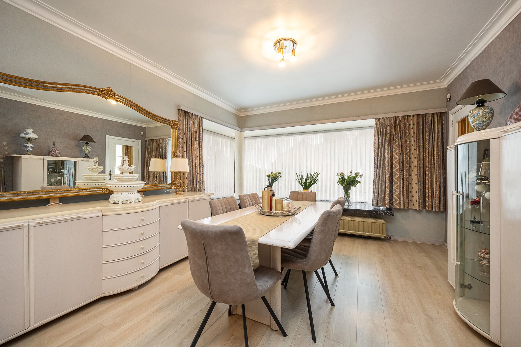 Het betreft een gerenoveerde laagbouwwoning in het centrum van Oud-Turnhout op een perceel van ca 600 m². foto 3