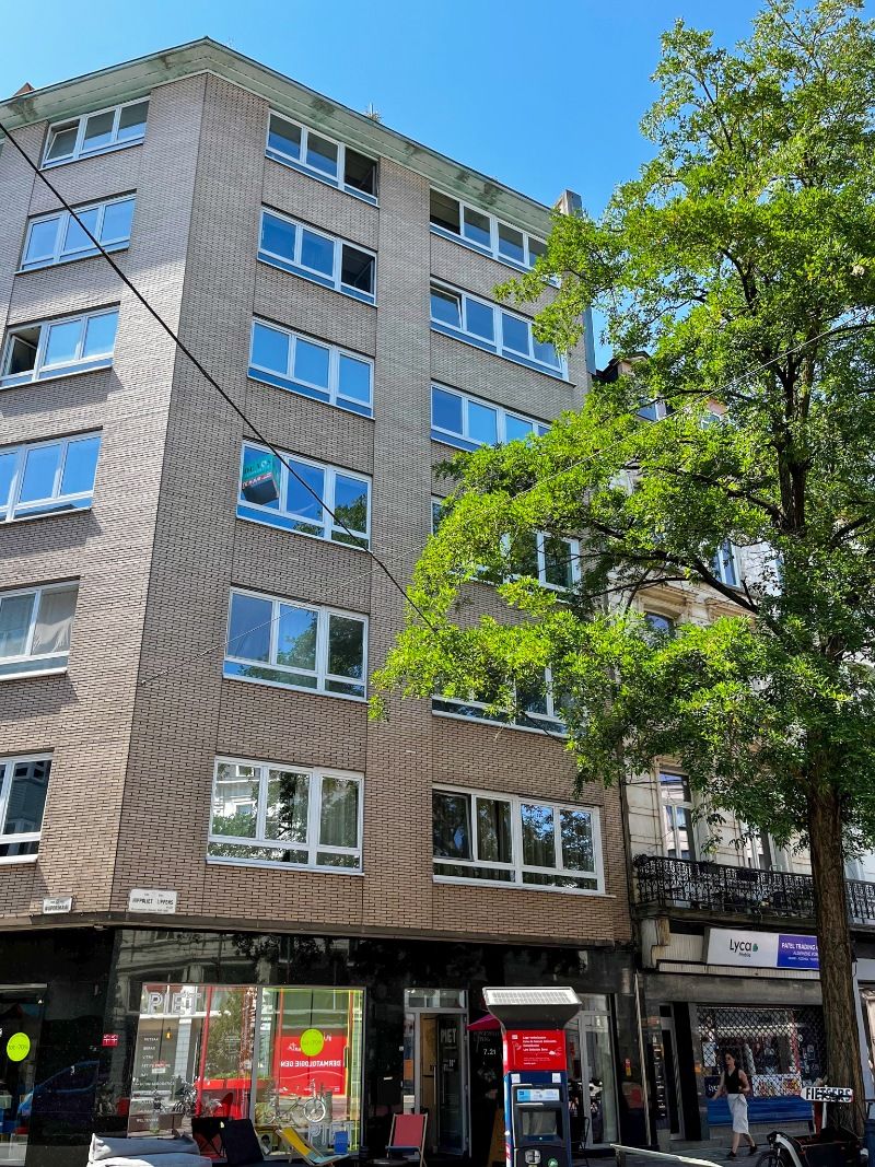 APPARTEMENT MET TWEE SLAAPKAMERS GELEGEN IN HARTJE GENT foto {{pictureIndex}}
