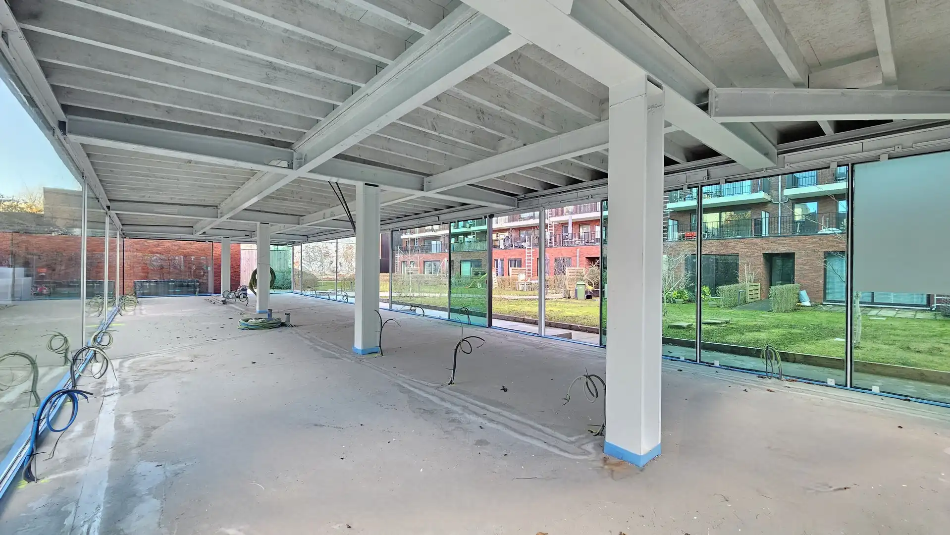 Uniek kantoor op rustige binnenplaats foto 6