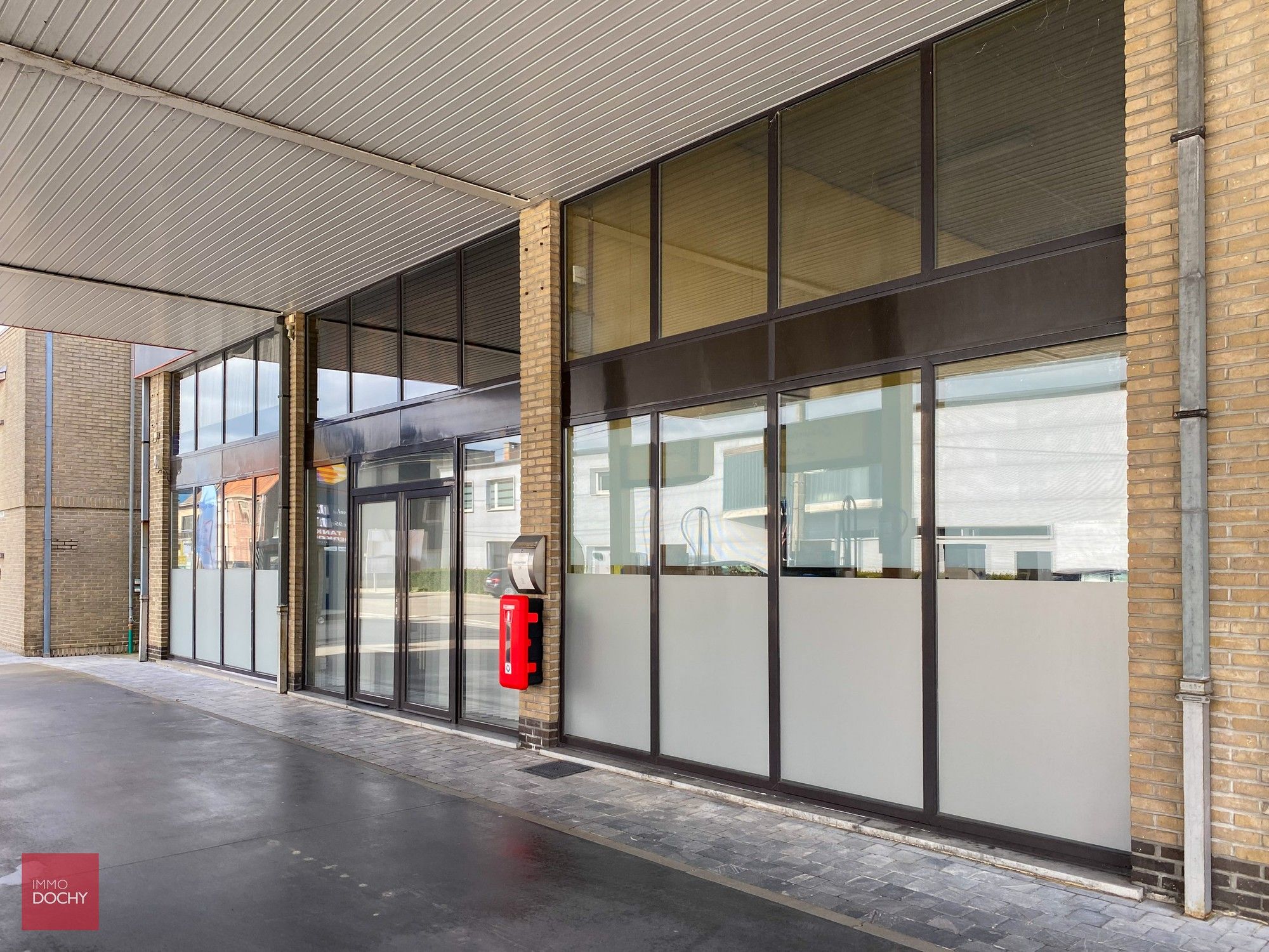 UIterst commercieel gelegen handelspand / bureel | Henri Lebbestraat foto {{pictureIndex}}