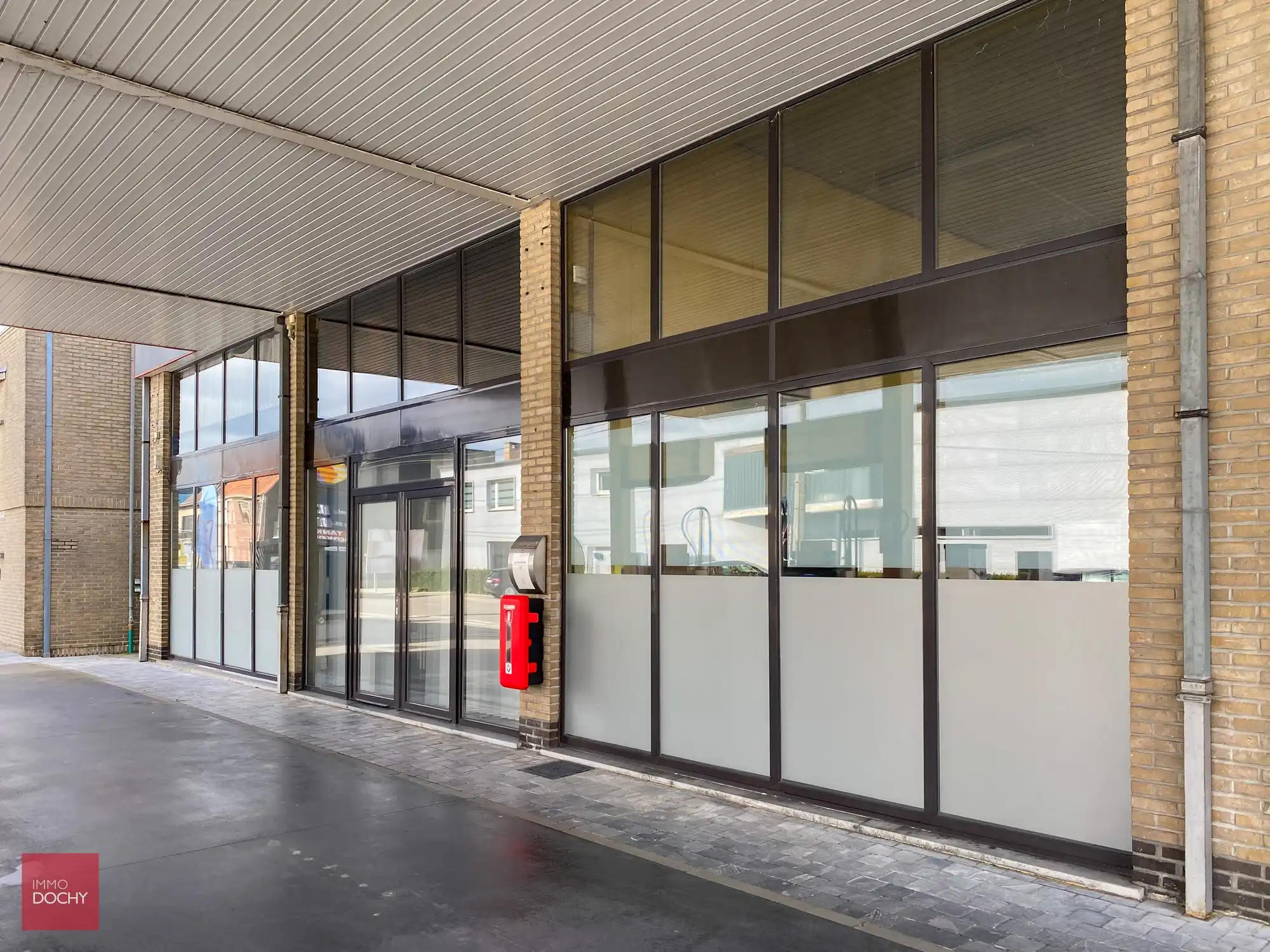 UIterst commercieel gelegen handelspand / bureel | Henri Lebbestraat foto {{pictureIndex}}