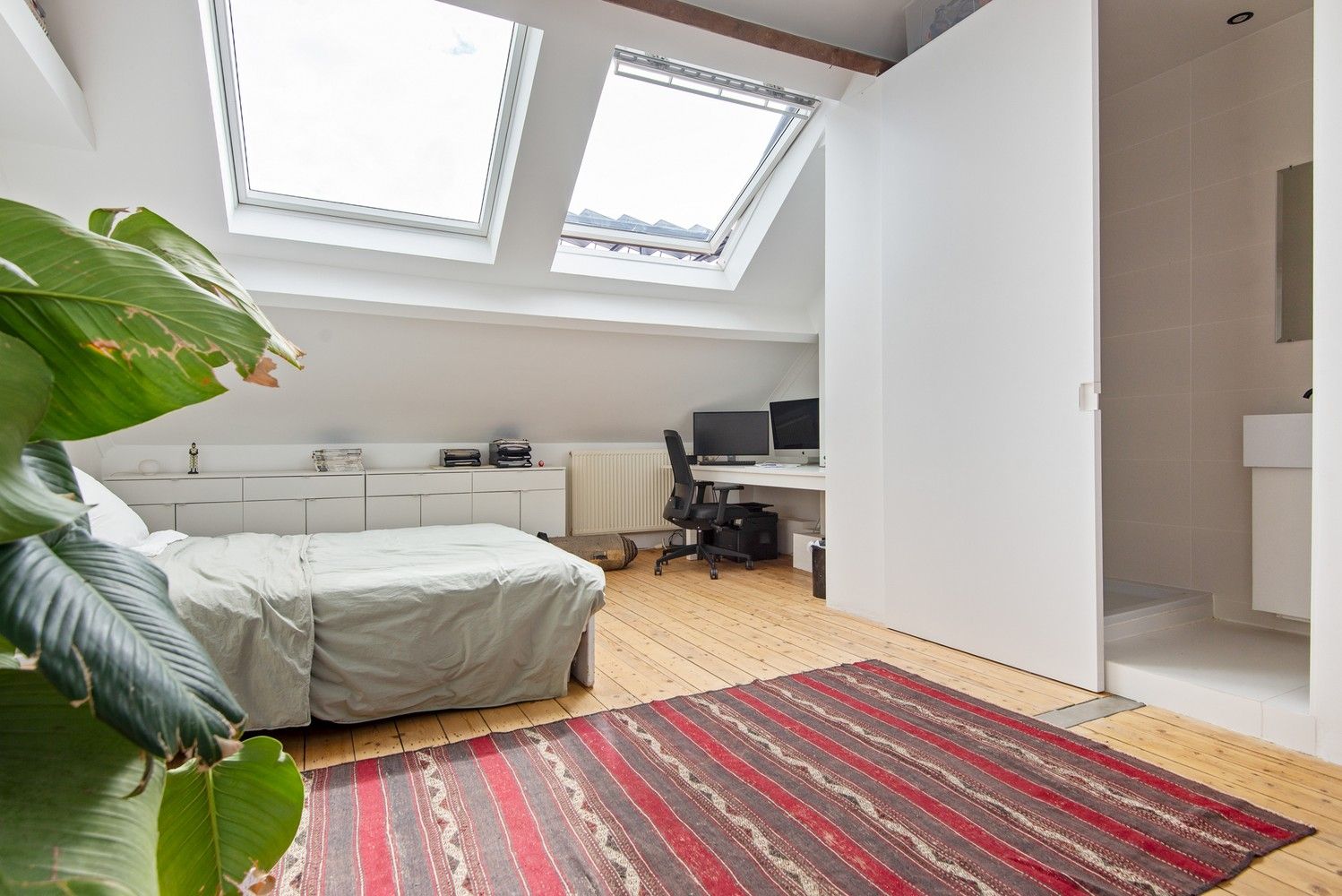 Karaktervol herenhuis met 3 slaapkamers, 2 badkamers, terras en garage. foto 26