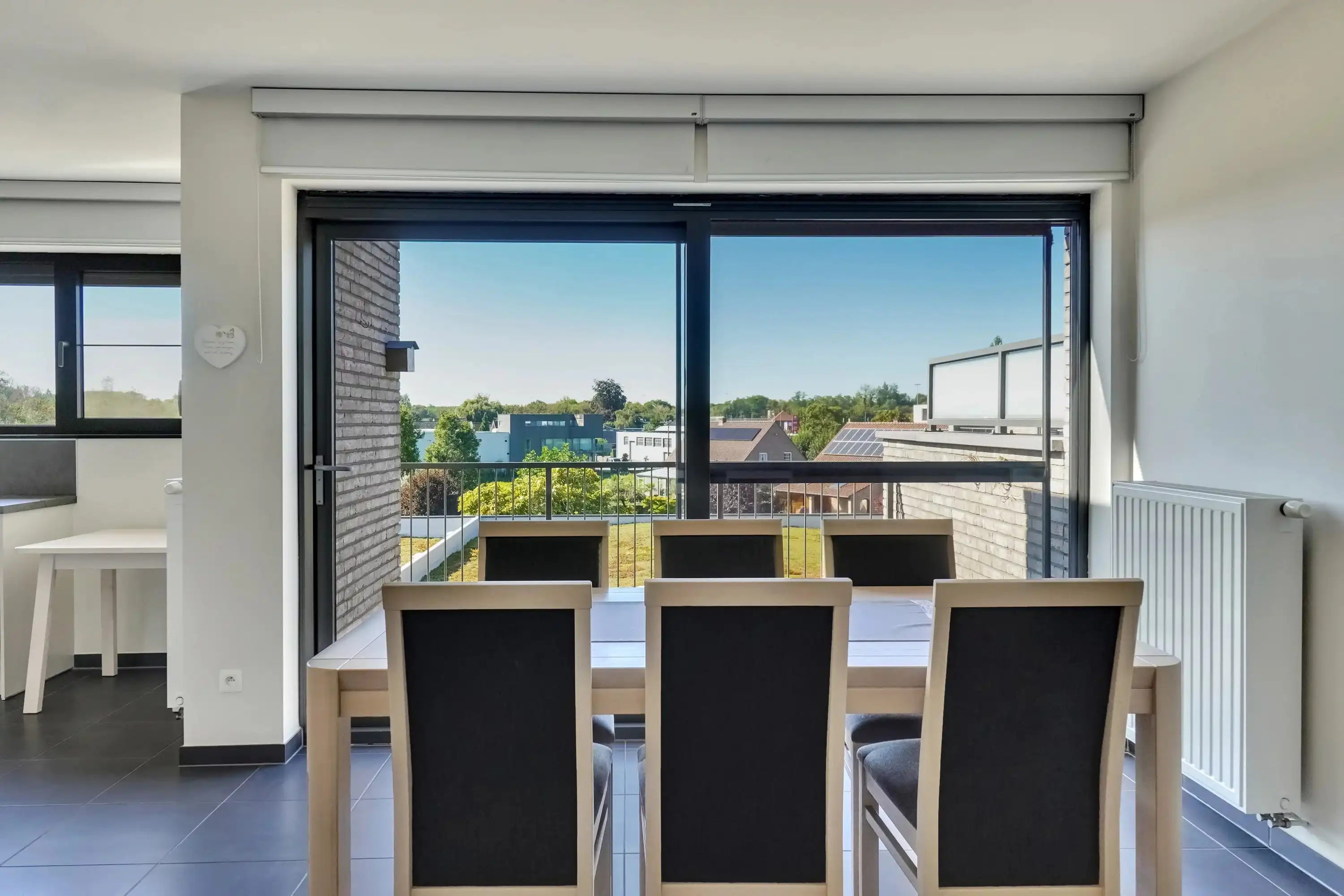 Instapklaar appartement met terras aan centrum Bilzen foto 4