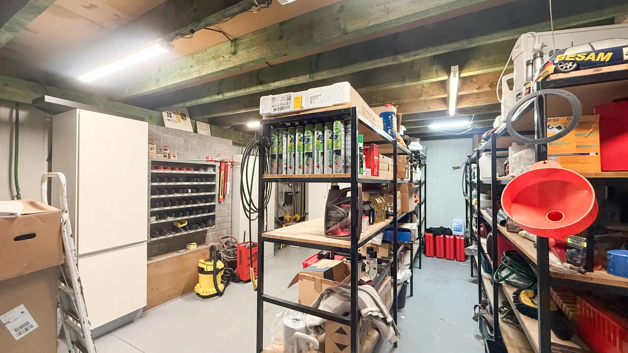 Gelijkvloerse woning met ruim magazijn en zwembad! foto 65
