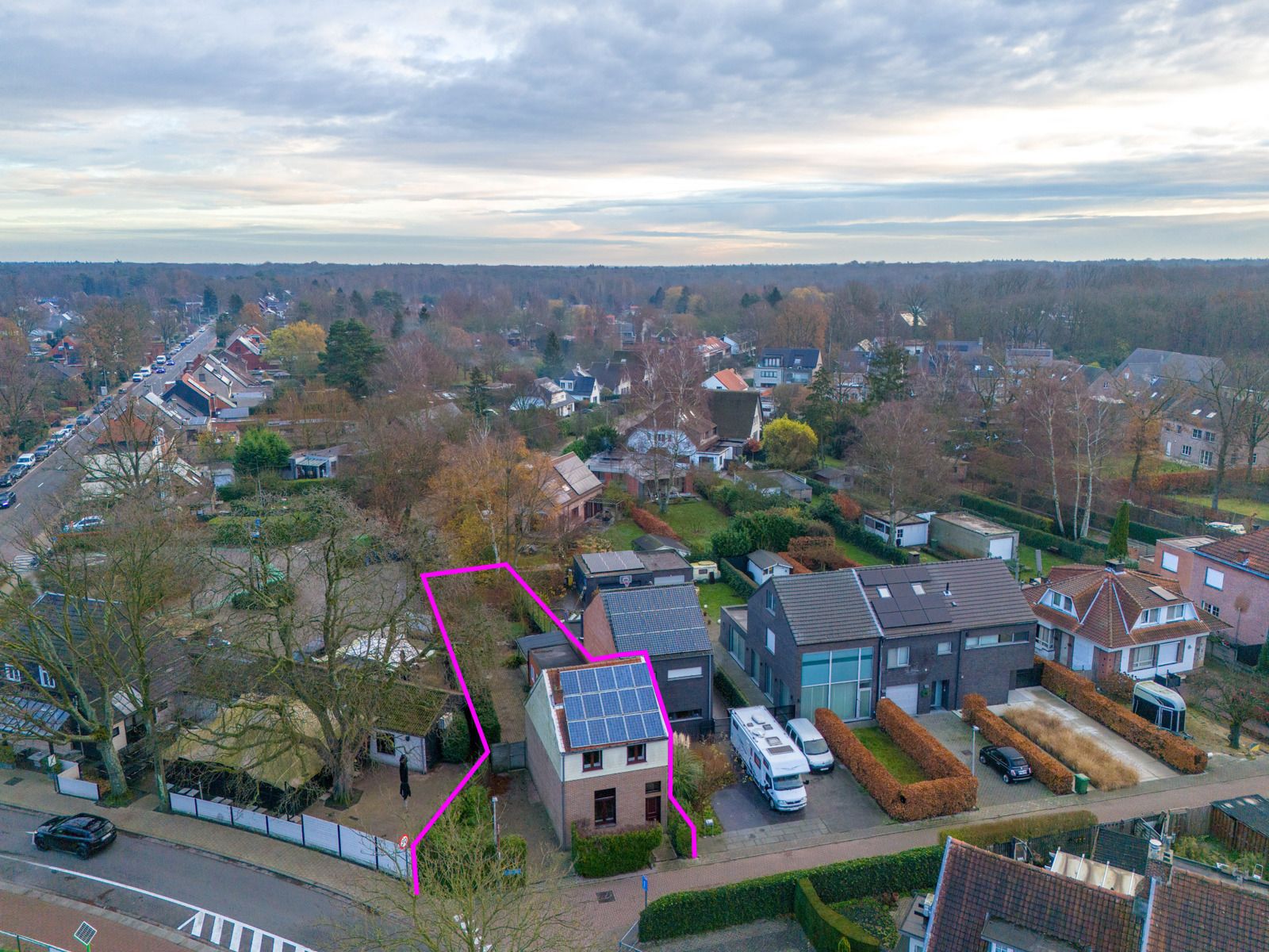Te renoveren woning met 2 slaapkamers, ruime oprit en tuin! foto 2