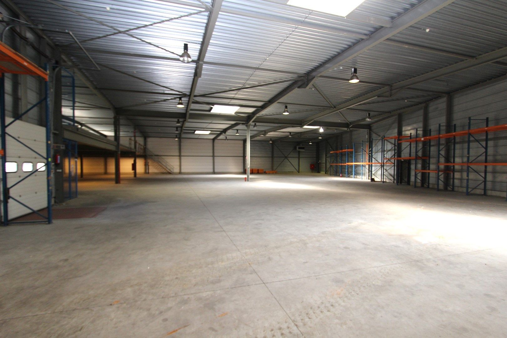 Magazijn (2.400m²) met bureel en appartement te Tongeren foto 10