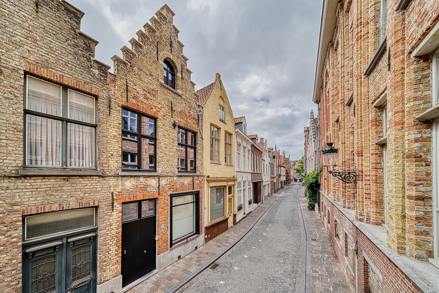 Brugge centrum ,op wandelafstand van de Markt en Lange Rei, RECENT GERENOVEERD PRACHTIG 18 é EEUWS BRUGS HUIS met zonnige stadspatio, 3 slaapkamers. foto {{pictureIndex}}